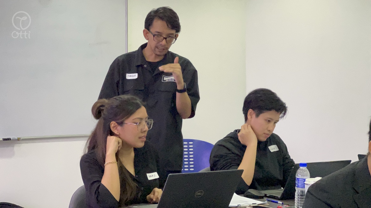 An Otti instructor guiding participants during a training session